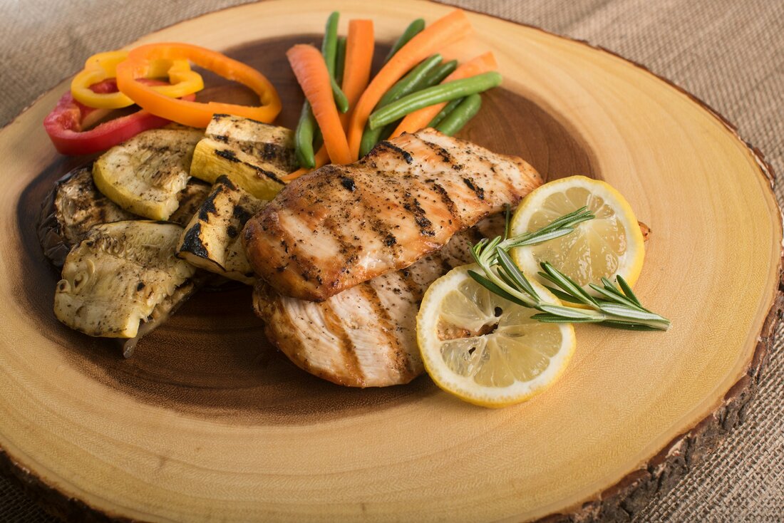 In-vitro-Fleisch: nährstoffarm und cholesterinreich? In-vitro-Fleisch gewinnt weltweit an Bedeutung. Doch neue Studien zeigen: Es unterscheidet sich in Nährstoffgehalt und Gesundheitsaspekten von herkömmlichem Fleisch. Was bedeutet das für Österreich?
