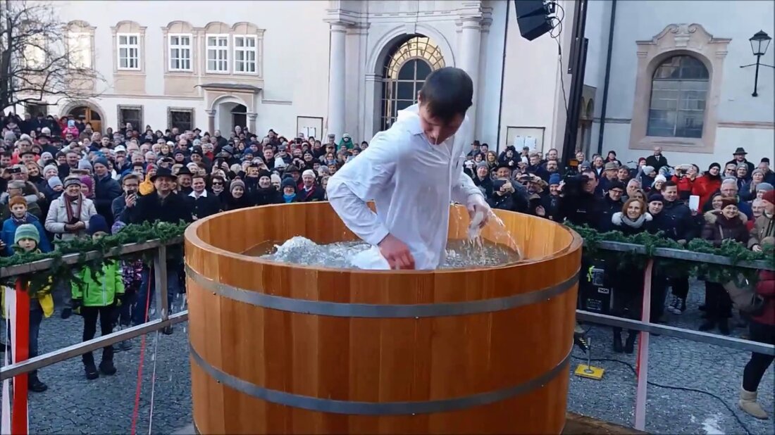 Hunderte Schaulustige und starke Medienpräsenz – der Metzgersprung, der jährlich am Faschingssonntag im Hof von St. Peter im Zentrum der Stadt Salzburg zelebriert wird, gilt als Spektakel mit jahrhundertalter Tradition.