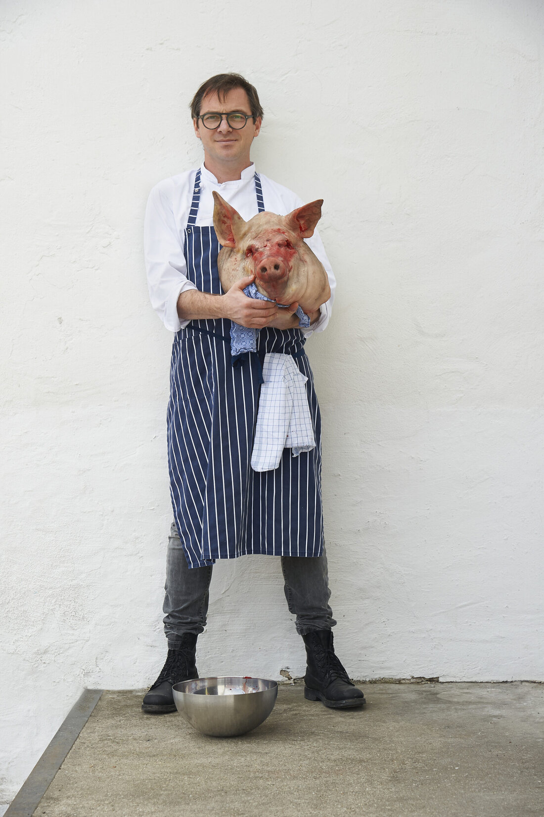 Max Stiegl ist gastronomischer Querdenker und kredenzt in seiner vielbeachteten Küche auf Gut Purbach und in seinem neuen Buch „Sautanz“ viele feine Rezepte aus einer Zeit, als Fleisch noch etwas Besonderes war. Im Interview mit der ÖFZ erzählt er von seiner Kochleidenschaft.