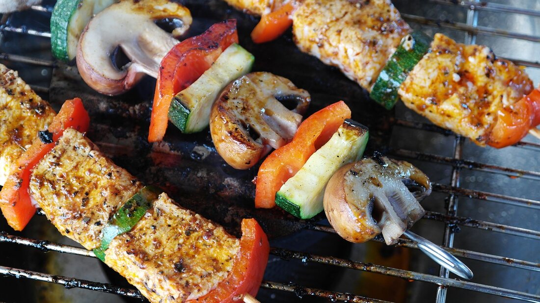 Das Grillen gehört für viele Wiener zum perfekten Sommerprogramm. Nach einem Nachfrage-Boom während der Pandemie sind die Verkaufszahlen von Grillgeräten wieder auf Vor-Corona-Niveau. Besonders Gasgriller erfreuen sich zunehmender Beliebtheit. Der Handel bietet eine vielfältige Auswahl an hochwertigen Grillgeräten und Zubehör. Neben Fleisch sind auch Veggie-Produkte und selbstgemachte Beilagen im Trend. Experimentierfreudige Wiener entdecken zudem verschiedenes Grill-Zubehör für kreative Grillideen.
