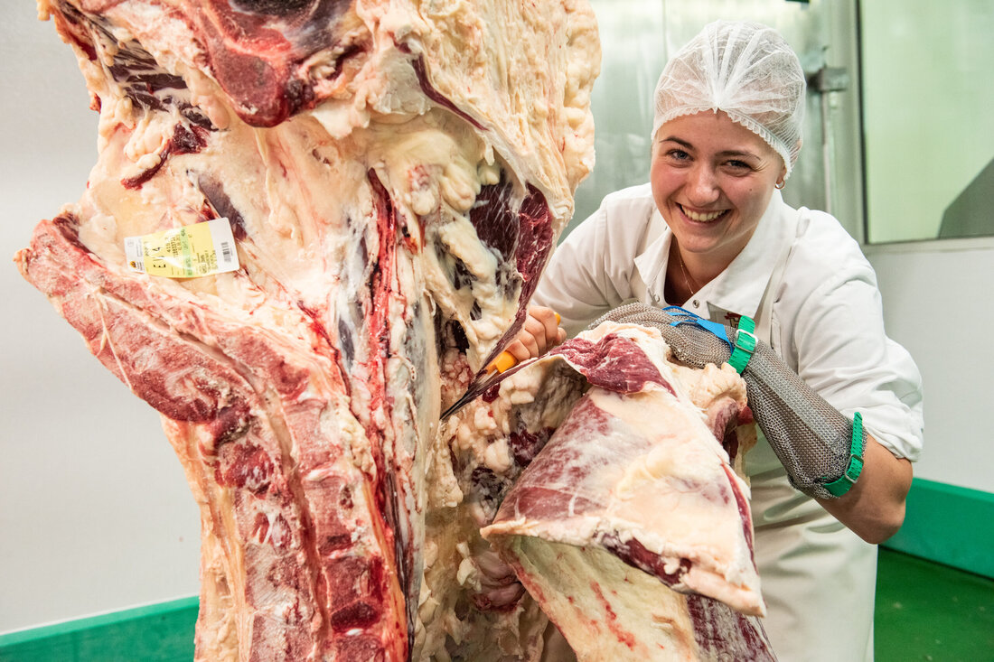 Fleischereilehrling Marina Gandler hat sich in einer Männerdomäne erfolgreich durchgesetzt und heuer den begehrten Titel „Bundeslehrlingssiegerin der Fleischer 2019“ geholt. Im Interview erzählt die Auszubildende in der Metzgerei Huber, warum Fleischerin ihr Traumberuf ist.