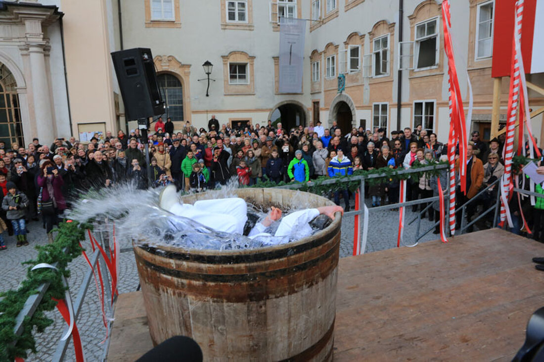 Am Faschingssonntag fand im St. Peter-Bezirk in der Salzburger Altstadt wieder der traditionelle Fleischerjahrtag statt. Höhepunkte waren dabei einmal mehr der „Metzgersprung“ und das Fahnenschwingen durch 12 neue Fleischergesellen.