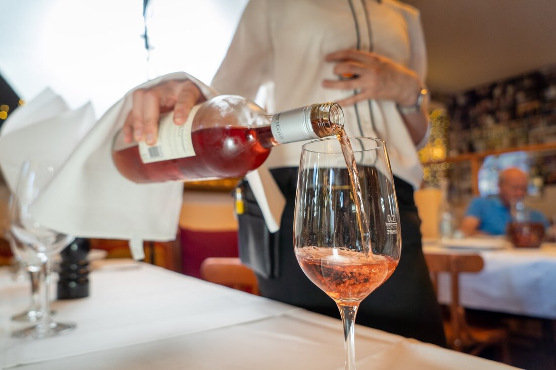Bei der Frage, wie zufrieden sie aktuell mit ihrer beruflichen Situation sind, liegen Angestellte aus der Pflege, Gastronomie und Hotellerie und dem Verkauf auf den letzten Plätzen. Das zeigt der aktuelle StepStone-Jobreport, für den 2000 Personen repräsentativ für ganz Österreich im Jänner 2022 befragt wurden. Grundsätzlich sorgt die Entwicklung der vergangenen Monate aber für mehr Zufriedenheit bei den Beschäftigten. Zwei Drittel der Österreicher:innen (66 %) sind zufrieden mit ihrer beruflichen Situation. Angestellte sind zufriedener: 71 % der Angestellten, aber nur 55 % der Selbstständigen sind sehr oder eher zufrieden. Beschäftigte im Gesundheitswesen (Ärzt:innen, Pfleger:innen, Arzt- helfer:innen) zählen zu den unzufriedeneren …