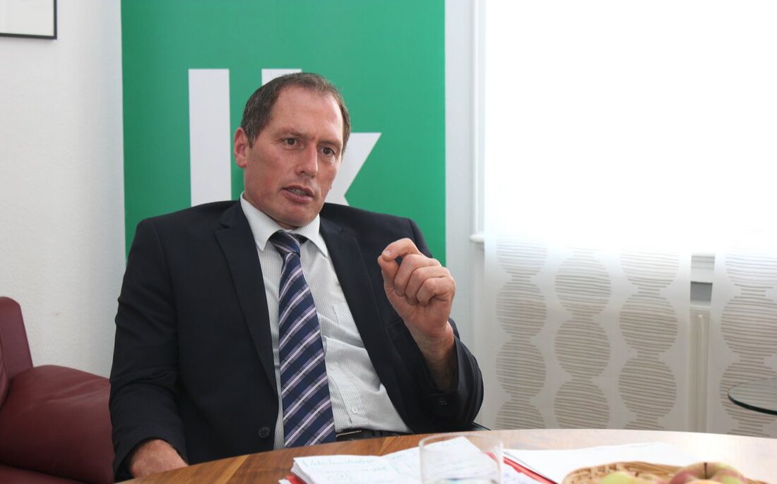 Landwirtschaftskammer Österreich (LKÖ)-Präsident Josef Moosbrugger und LKÖ-Bioausschuss-Vorsitzende Andrea Wagner gratulieren der EU-Parlamentarierin Simone Schmiedtbauer, der Chefverhandlerin des Vorhabens. „ Ein so klares Votum in Zeiten enormer Kapriolen auf den Agrarmärkten stellt eine tolle Leistung dar. Der Inhalt der Pläne ist sehr im Sinne der europäischen und österreichischen Biobäuerinnen und Biobauern zu begrüßen“, betonen Landwirtschaftskammer Österreich (LKÖ)-Präsident Josef Moosbrugger und LKÖ-Bioausschuss-Vorsitzende Andrea Wagner. Österreich als Bio-Vorreiter Der Bericht zum EU-Bioaktionsplan wurde mit 611 Stimmen angenommen, es gab nur 14 Gegenstimmen und fünf Enthaltungen. „Das zeigt, dass die Biolandwirtschaft in Europa eine breite politische Unterstützung hat und nahezu alle daran interessiert sind, …