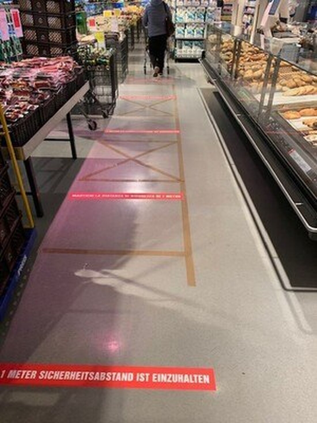 Der Handel schaltet in den neuen „Corona-Modus”: Neue Dienstpläne, ältere Arbeitnehmer werden von Kassen abgezogen, die wiederum mit Plexiglas verkleidet werden. Nun wird mit Nachdruck kommuniziert, welchen Beitrag die Konsumenten zur Minimierung der Ansteckungsgefahr leisten können.