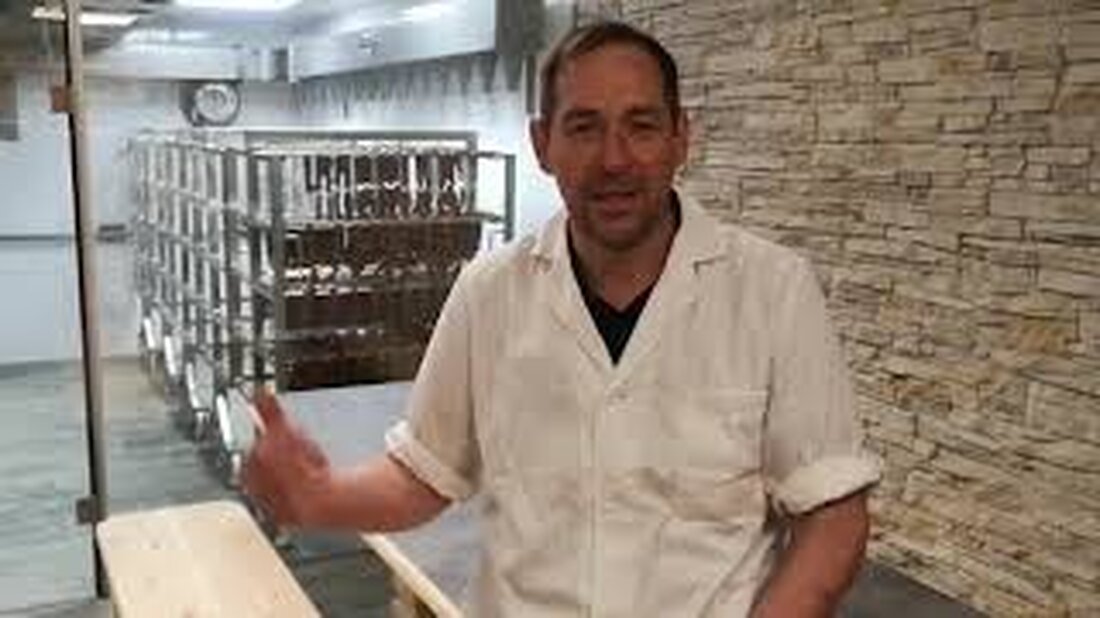 © Wirtschaftsverlag Klaus Brindlinger, Metzgermeister in Rum bei Innsbruck, hat seinen Familienbetrieb mit einem neuen Prunkstück ausgestattet: Künftig können seine Gäste erleben, wie eine Schauselcherei im Original &#8211; also wie vor 100 Jahren -, aber auch hochmodernes computergesteuertes Selchen funktioniert und traditioneller Speck hergestellt wird. An die Schauselcherei ist ein gemütlicher Keller angedockt, der von den Brindlingers für bis zu 20 Personen für Verkostungen oder Feste vermietet wird. In diesem Video stellt der stolze Chef diese Errungenschaft vor.