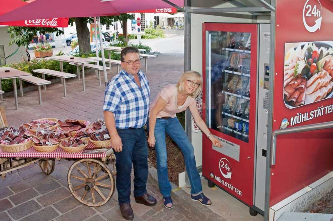Die Fleischerei Mühlstätter sorgt schon seit mehreren Generationen für ausgesuchte Qualität bei Fleisch- und Wurstsorten. Das Traditionsunternehmen ist auf die Veredelung von Räucherwaren von Rind, Lamm, Wild und auf Osttiroler Speckspezialiäten fokusiert. Seit kurzem wartet die Bonusfleischerei am Rauterplatz in Matrei, die sich auch mit der Räucherspezialität Henkele einen Namen gemacht hat (www.henkele.at), mit zwei Neuerungen auf: zum einen wurde der Imbissbereich neu gestaltet und bietet jetzt noch mehr Komfort und Wohlfühlambiente, zum anderen wurde im Außenbereich ein Verkaufsautomat installiert und mit den Spazialiäten des Hauses befüllt. Die Fleischerei ist damit in der Lage, ihre Kunden rund um die Uhr &hellip;