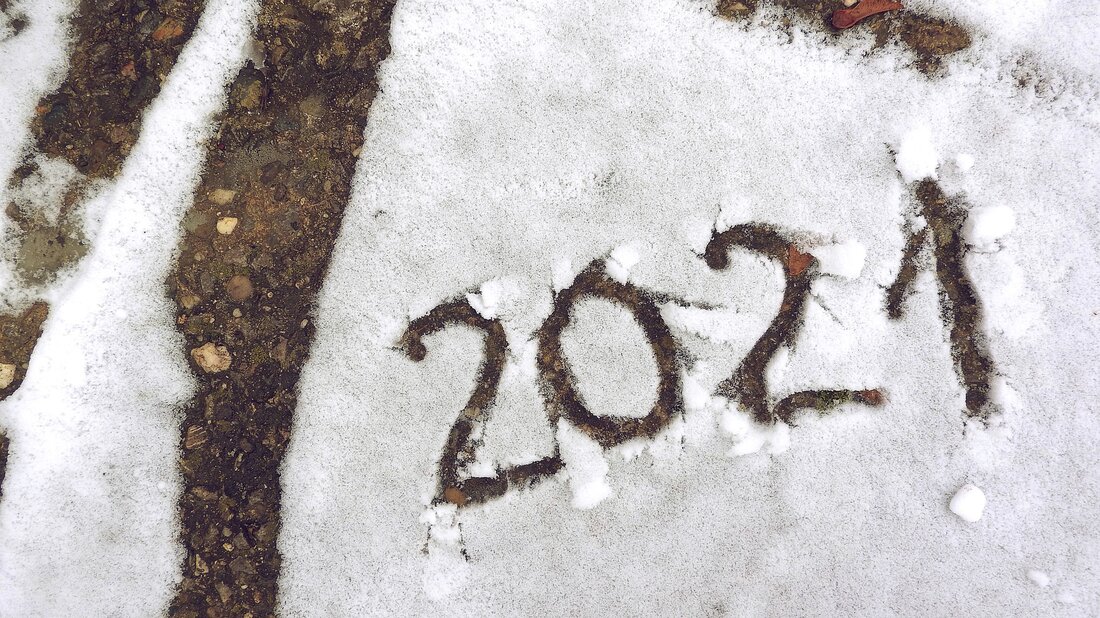 2021 war aufgrund der Corona-Pandemie ein herausforderndes Jahr für die Land- und Forstwirtschaft. Trotz allem wurden 2021 zahlreiche politische Forderungen des Bauernbundes realisiert. „Mit der ökosozialen Steuerreform, der Umsetzung der EU-Richtlinie gegen unfaire Geschäftspraktiken, der Weiterentwicklung des AMA-Gütesiegels und der politischen Einigung auf die Gemeinsame Agrarpolitik ab 2023 konnten wir große Projekte aus dem Regierungsprogramm im Sinne der Bäuerinnen und Bauern umsetzen. Mit Demut und Dankbarkeit blicken wir auf die politische Erfolgsbilanz 2021 zurück“, so Bauernbund-Präsident Abg.z.NR DI Georg Strasser und Direktor Mag. Norbert Totschnig. Die zehn größten Errungenschaften 2021 1. Einigung auf die Gemeinsame Agrarpolitik ab 2023 Ende 2021 …