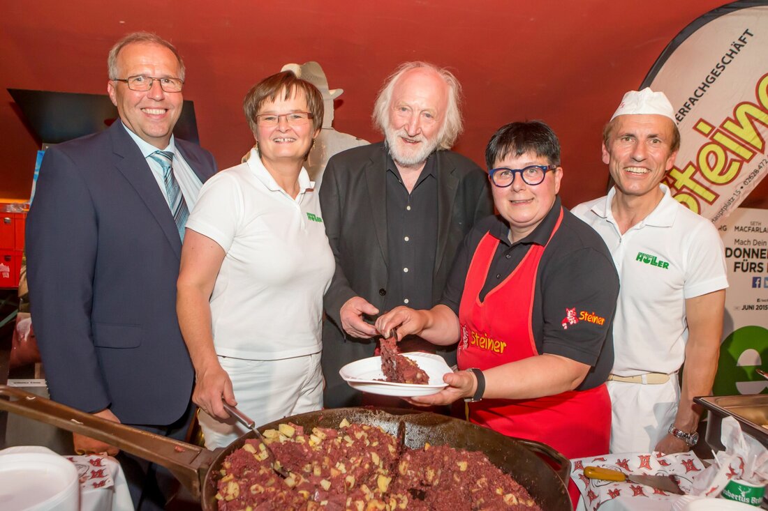 „Karl Merkatz ist nicht nur ein großartiger Schauspieler, sondern durch seine Rolle als Bockerer in den 80ern und seinen neuesten Film ´Der Blunzenkönig` stark mit dem Fleischerhandwerk assoziiert“, so Rudolf Menzl, Innungsmeister der Fleischer.
