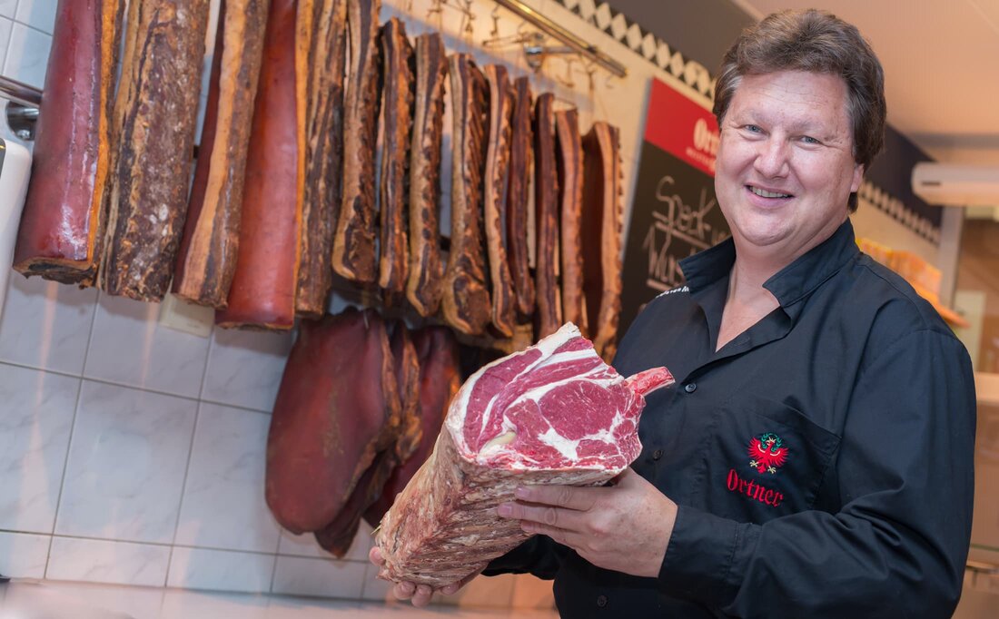 Politik und Medien haben in den vergangenen Tagen fast ausschließlich betont, dass Supermärkte und Apotheken geöffnet hätten. Die Fleischer Österreichs fühlen sich von den Medien „vergessen”. Jetzt richtet Nadine Ortner von der Metzgerei Ortner einen flammenden Appell an den ORF!