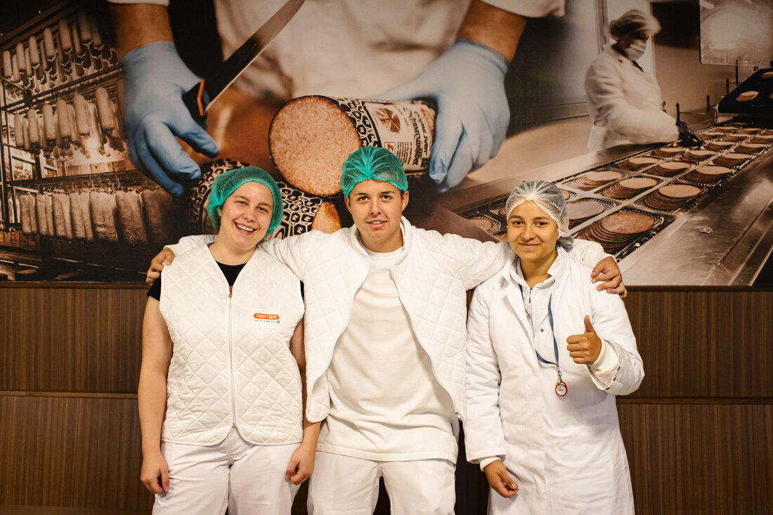 Das oberösterreichische Traditionsunternehmen REITER Innviertler Fleischwaren KG, Hersteller von Fleisch- und Rohwürsten in Spitzenqualität, unterstützt diese Initiative und bietet mit einer Betriebsführung interessierten potenziellen Nachwuchskräften einen ersten Einblick in die Branche. Am 30. März 2022 können alle, die an der Wurstproduktion interessiert sind, live erleben, wie die Produkte hergestellt werden, wie der Betrieb organisiert ist und welche Berufsbilder es in der Branche gibt. „Wir laden Lehrstellen- oder Arbeitsplatzsuchende herzlich ein, sich unser Unternehmen anzusehen. Wer nach diesem Tag an einem Job bei uns interessiert ist, kann danach gleich ein Probeschnuppern vereinbaren“, so Reiter-Geschäftsführer Rudolf Messner. Die Anmeldung zur Betriebsführung ist hier …