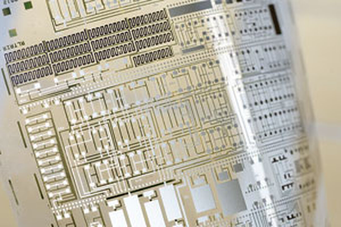 Kunststoff-Elektronik stellt eine kostengünstige Lösung in Aussicht. In Zukunft soll günstige Kunststoff-Elektronik in der Verpackung die Frische von Lebensmitteln überwachen und so die unnötige Verschwendung von Nahrungsmitteln reduzieren.