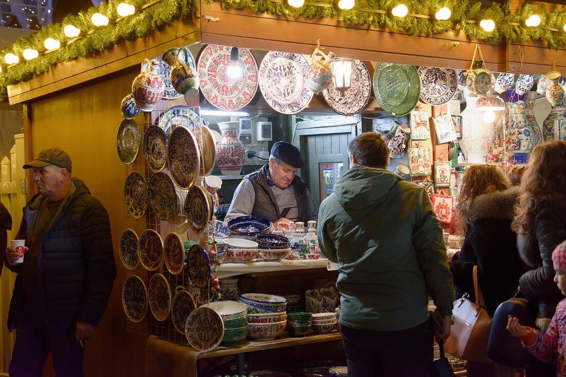Das Weihnachtsgeschäft 2023 war für den österreichischen Einzelhandel enttäuschend. Kurzer Advent und schlechte Konsumlaune führten zu realen Umsatzrückgängen. Der Handelsverband fordert angesichts der anhaltenden Rezession und hoher Inflation eine "Anti-Inflations-Strategie" der Regierung. Der historisch hohe Anstieg der Kollektivverträge stelle viele Betriebe vor Herausforderungen. Der Verband plädiert für eine Senkung der Lohnnebenkosten und einen Bürokratieabbau, um Arbeitsplätze zu sichern.