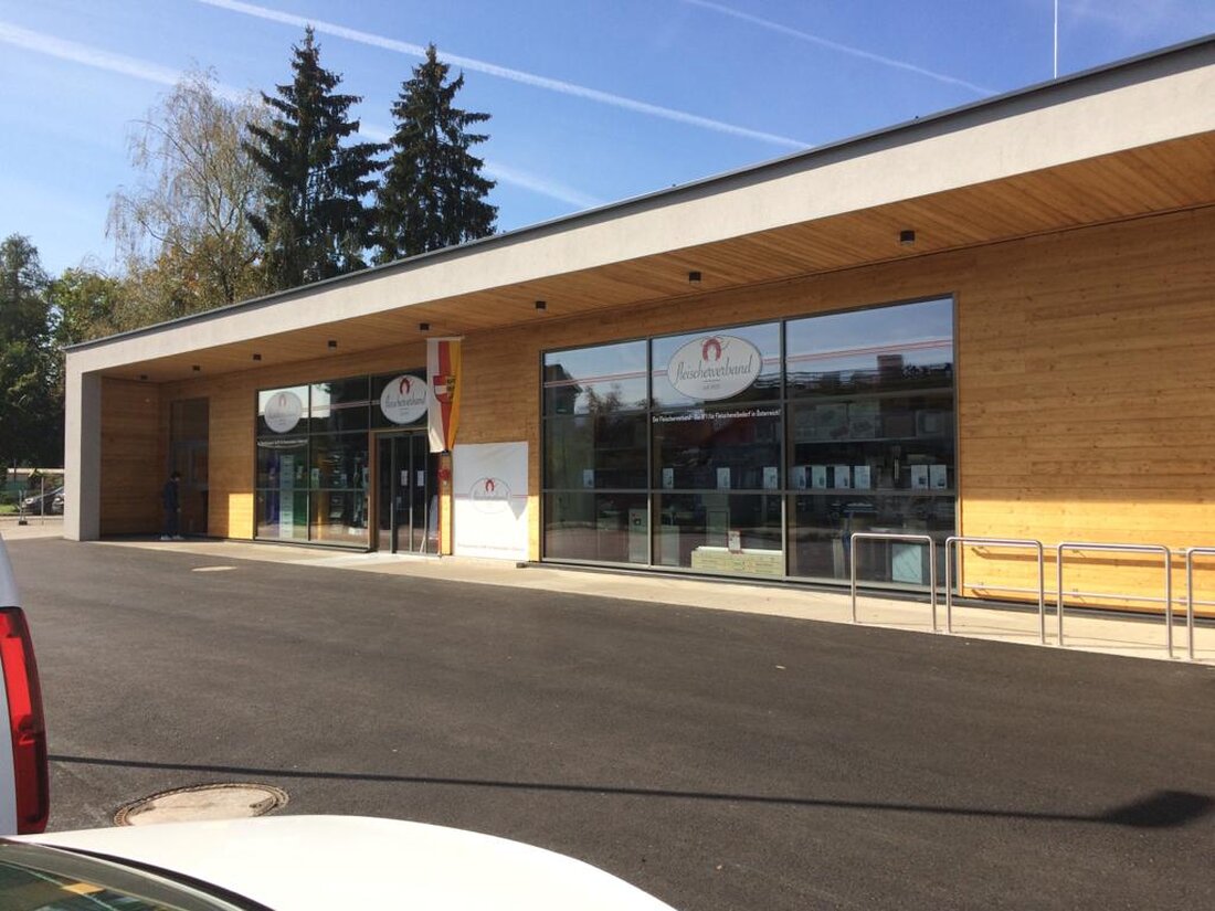 Mit einem sehr schmucken Neubau präsentiert sich der Fleischerverband in der Zwanzigerstraße in Klagenfurt. Bei der Neugestaltung des Shops wurde viel Wert darauf gelegt, das Einkaufserlebnis der Kunden zu erhöhen – und richtig Lust zu machen. Mit einer Verkaufsfläche von 200 m2 und einer erweiterten Produktauswahl mit etwa 2.000 lagernden Artikeln überzeugt der Fleischerverband als Top-Partner in Österreich für Fleischerei und Hausschlachterbedarf in Klagenfurt. „Von Naturdärmen, Kunstdärmen, Gewürzen und Zusatzstoffen über Verpackungen, Reinigungsmittel oder die ideale Berufsbekleidung bis hin zu Maschinen und anderem Fleischerbedarf bleiben im Shop in Klagenfurt keine Wünsche offen“, freut sich der Niederlassungsleiter Norbert Zimpernig. Hohe Qualität &hellip;