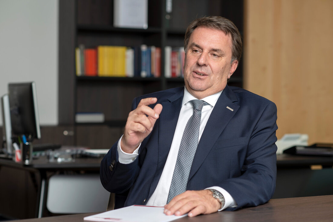 WKNÖ-Präsident Ecker: „Verlängerter Lockdown verlangt weitere Unterstützungen“.
Ecker: „Wir müssen von einer Strategie des Lockdowns zu einer Öffnungsstrategie mit fixen Perspektiven und klarer Planbarkeit kommen. Der Schlüssel im Kampf gegen die Pandemie liegt im Impfen.“
