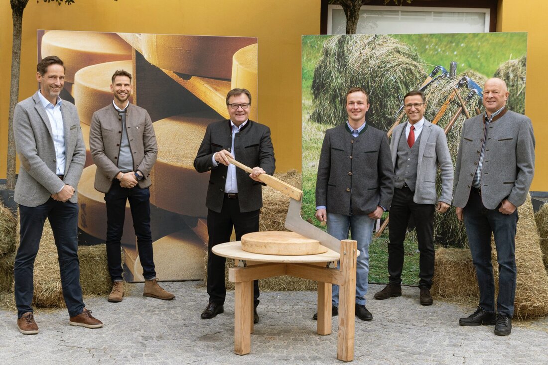 Wer glaubt, dass nach dem Almabtrieb die Arbeit auf den Tiroler Almen endet, der täuscht sich. Reift doch in den Käsekellern eine ganz besondere Spezialität aus bester Almmilch – der Tiroler Almkäse g.U. . Zum Saisonauftakt wurde dieser gemeinsam mit LH Günther Platter offiziell angeschnitten. Damit steht einer erfolgreichen Vermarktungssaison nichts mehr im Wege.