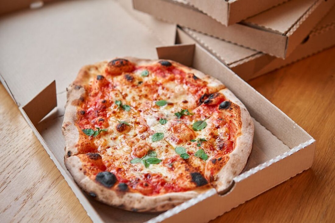 Auf Grund der Bisphenol A Diskussion der letzten Wochen, gilt es die Situation rund um Pizzakartons differenziert zu betrachten. In den letzten Jahren hat die Debatte um Bisphenol A (BPA), ein weit verbreiteter chemischer Stoff, der in vielen alltäglichen Produkten, einschließlich Pizzakartons, zu finden ist, an Intensität zugenommen. Während einige Studien und Berichte auf mögliche gesundheitliche Risiken hinweisen, gibt es auch eine Vielzahl von wissenschaftlichen Erkenntnissen, die darauf hindeuten, dass BPA in bestimmten Anwendungen, insbesondere in Lebensmittelverpackungen, nicht bedenklich ist. In diesem Fachartikel soll eine differenzierte Perspektive auf die Verwendung von BPA in Pizzakartons (https://www.pack4food24.de/Pizza-Pasta) geboten werden, um die Risiken …