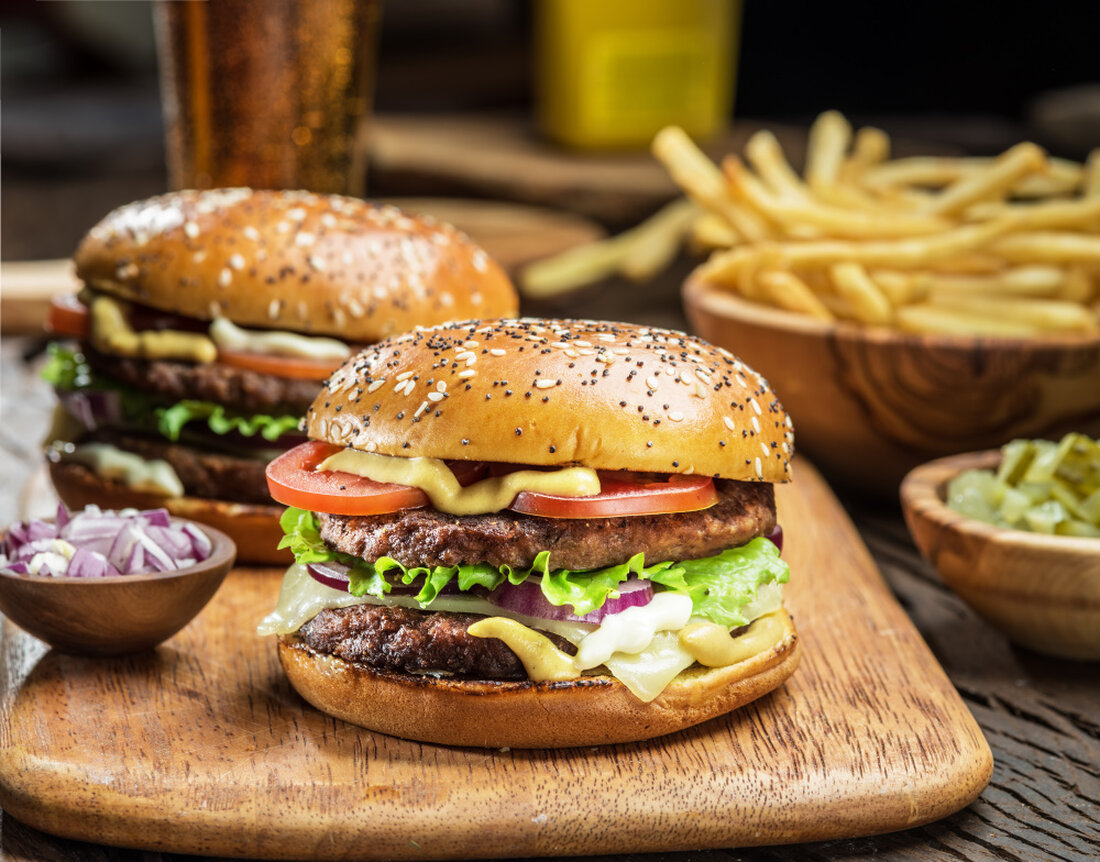 Egal ob Food Court, Restaurant oder Lieferdienst, Hamburger sind in der Gastronomie längst mehr als nur günstige Sattmacher. In den letzten Jahrzehnten haben sich Burger zu einem der meistverkauften und beliebtesten Gastronomieprodukte weltweit entwickelt. Der Ursprung des Burgers kann ohne Zweifel in der klassischen amerikanischen Schnellküche verortet werden, wo er in den frühen 1900er Jahren populär wurde. Das einfache Konzept eines zwischen zwei Brötchenhälften servierten Hackfleischpattys hat sich jedoch rasch weiterentwickelt und diversifiziert. Heute finden sich Burger in unzähligen Varianten: vom klassischen Cheeseburger über vegetarische und vegane Alternativen bis hin zu Gourmet-Versionen mit hochwertigen Zutaten. Diese Vielfalt spiegelt nicht nur &hellip;