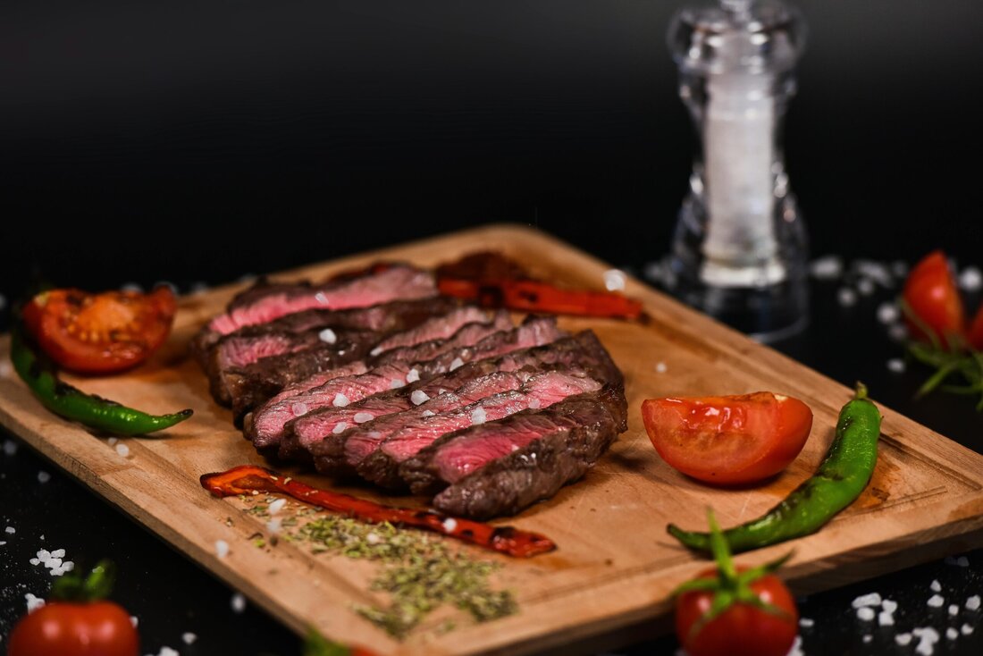 Proteinreiche Lebensmittel sind in Österreich 2025 stark gefragt: Fleisch, Milchprodukte und Eier legen laut RollAMA-Analyse deutlich zu.