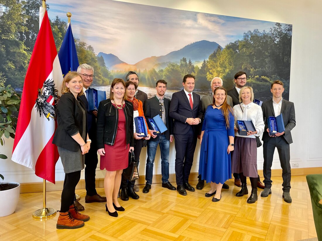 Fachwettbewerb für Fleisch- und Wurstwaren: Seriensieger 2023 von Minister Totschnig geehrt. Seriensieger 2023 von Minister Totschnig geehrt.Ehre, wem Ehre gebührt: Mag. Norbert Totschnig, Bundesminister für Landwirtschaft, Regionen und Tourismus lud die erfolgreichsten Fleischereibetriebe des Landes in das Ministerium am Wiener Stubenring. Fünf Betriebe folgten der Einladung und durften einen engagierten Politiker kennenlernen, der das regionale Fleischer- und Lebensmittelhandwerk unterstützen will.