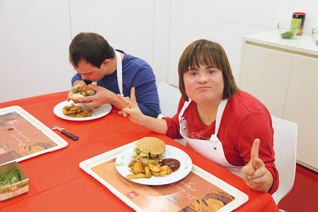 Im Rahmen einer außergewöhnlichen Spendenaktion wurde nicht nur für, sondern auch mit den Schützlingen gebrutzelt und gegrillt