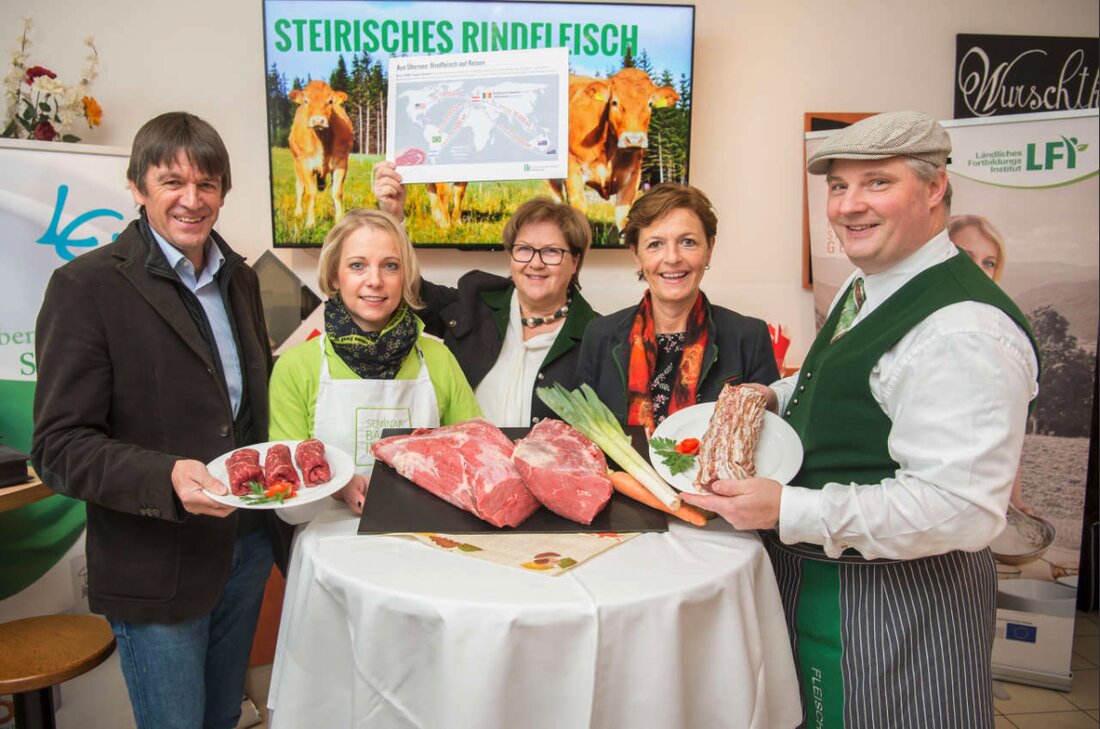 „Die heimischen Rinderbauern wurden zu Unrecht in den Sog der Klimadebatte gezogen. Unsere Rinder fressen keinen Regenwald, sondern sie fressen im Sinne der Kreislaufwirtschaft Gras von unseren Wiesen und Almen", betonte heute die steirische Landwirtschaftskammer-Vizepräsidentin Maria Pein. „Die heimischen Rinderbauern leisten einen wichtigen Beitrag dazu, dass klimaschonend erzeugtes, hochwertiges Rindfleisch mit kurzen Transportwegen auf unsere Teller kommen kann. Als Zusatzprodukt prägen und pflegen die Landwirte die von Gästen und Bevölkerung so geschätzte, einzigartige Kulturlandschaft in der Steiermark", sagte Pein.