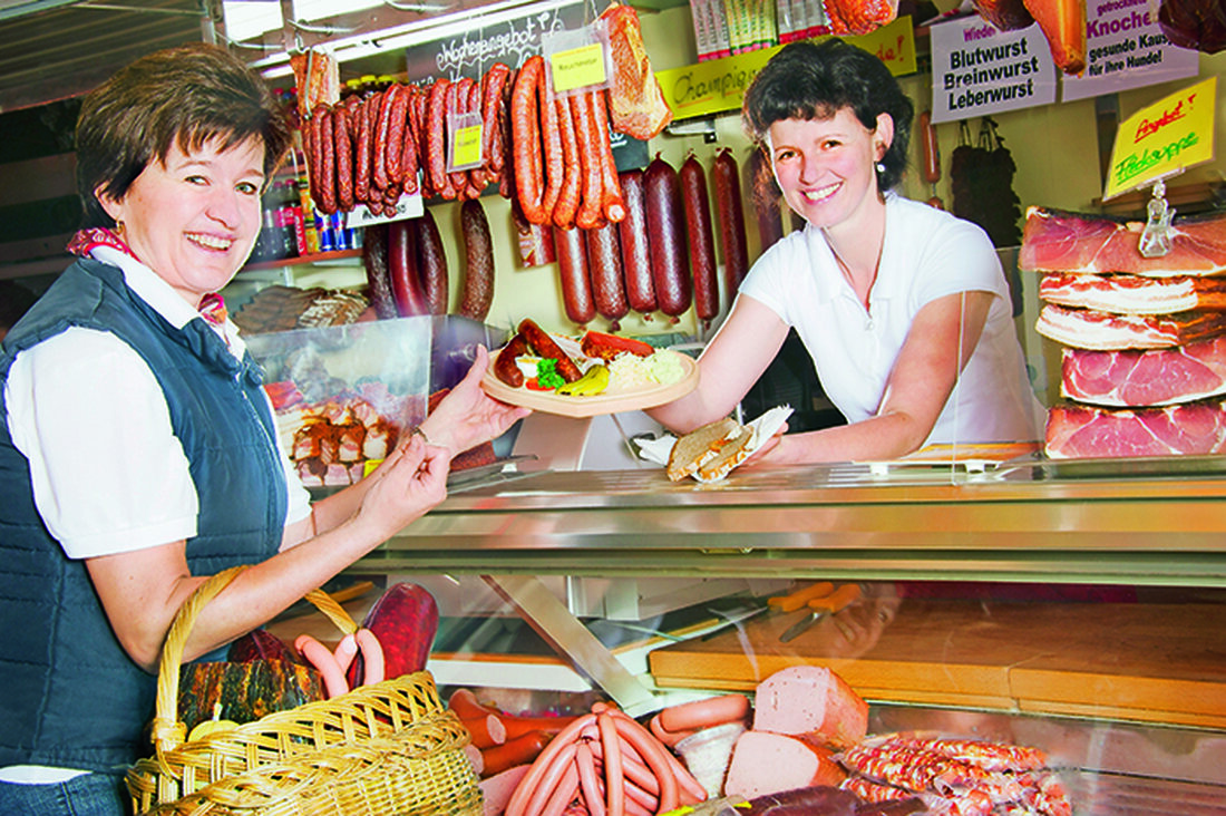 STEIERMARK. Der Bauernmarkt am Kaiser Josef Platz gilt als der größte seiner Art in Graz. Ursprünglich waren dort hauptsächlich Fleischer vertreten. Die Fleischerei Rinner, die dort seit 1920 einen Stand betreibt, ist heute eine der beiden letzten verbliebenen. Umso mehr wird von der bereits vierten Generation die Tradition aufrecht erhalten. Gemeinsam mit den Geschwistern Silvia und Walter, 14 Mitarbeiterinnen sowie mit großer Unterstützung der Eltern leiten Helmut und Renate Rinner (im Bild mit einer Kundin) den heutigen Betrieb. Der Stand ist von Montag bis Samstag jeweils von 6 bis 13 Uhr geöffnet, verkauft werden Fleisch- und Wurstwaren aus eigener Produktion &hellip;