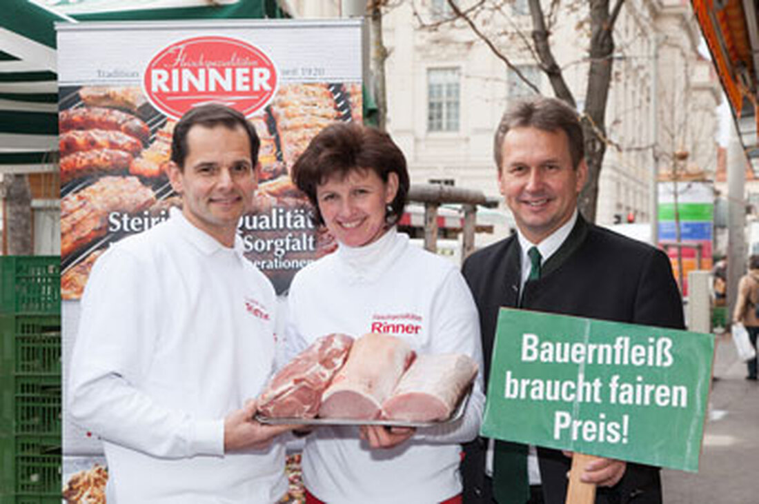 In den vergangenen Wochen ist der Preis für Schweinefleisch EU-weit deutlich abgesackt. Österreichische Schweinebauern bekommen derzeit 1,23 Euro pro Kilogramm. Die traditionsreiche Grazer Fleischerei Rinner hat sich entschlossen, den heimischen Schweinebauern, welche die Regionalmarke Vulkanlandschwein anbieten, zu helfen. „Wir zahlen unseren Lieferanten freiwillig mehr und erhöhen den Basispreis auf 1,50 Euro netto pro kg, und zwar solange, bis der Schweinepreis dieses Niveau wieder erreicht hat“, betonen Renate und Helmut Rinner.
