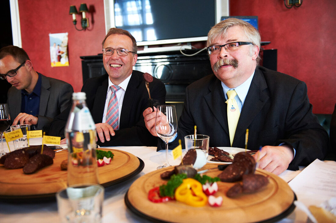 Der Wettbewerb wurde zum 51. Mal von der „Bruderschaft der Ritter der Blutwurst“ in Mortagne au Perche durchgeführt. 450 Teilnehmer haben ihre Produkte eingereicht. Unter ihnen acht NÖ Fleischer die gemeinsam zwölf Medaillen mit nach Hause nehmen durften.