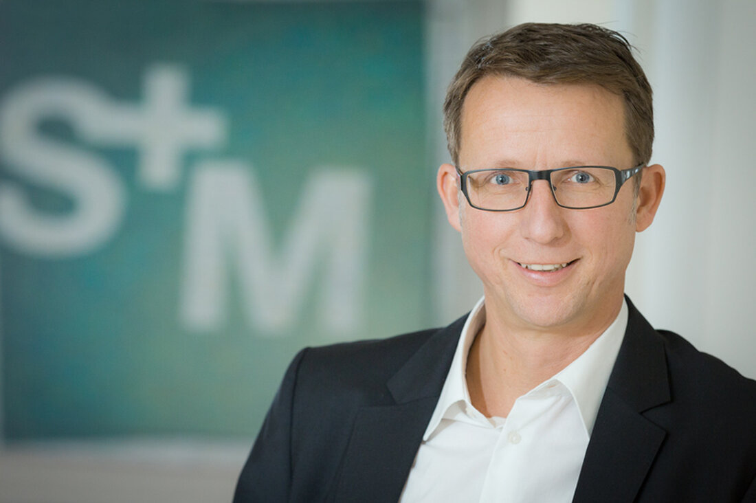 Sie gelten als unschön und werden dafür verantwortlich gemacht, dass Kleinstädte aussterben und die Menschen noch mehr mit dem Auto fahren - sogenannte Fachmarktagglomerationen, also eine Ansammlung von Lebensmittel-, Mode- und anderen Geschäften meist an der Straße. In Österreich gibt es schon 253 solcher Gebiete, sie sind die neuen Nahversorger. Hofer, kik und dm haben die meisten Filialen.
