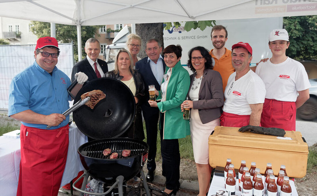 Am 25. Mai veranstalteten die Salzburger Fleischer gemeinsam mit der Monkeys Bar und dem Altstadtmarketing am Robert-Jungk-Platz, in der Imbergstraße in Salzburg die zweite von drei Grillshows 2016 mit Grillweltmeister Helmut Karl.