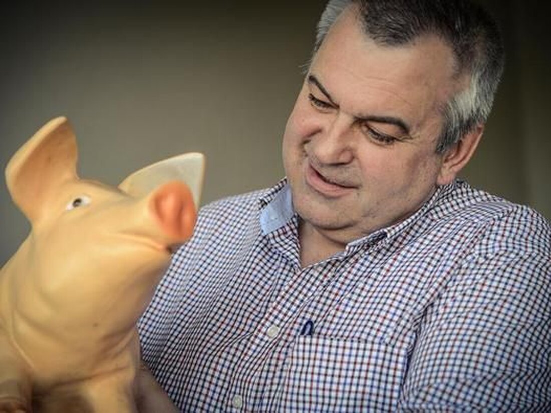 In früheren Zeiten, in denen sich Fleisch nicht alltäglich auf dem Teller fand, galt der Tag, an dem die Sau geschlachtet wurde, als Festtag und damit als guter Grund zu feiern. Und da oft ein Musikant anwesend war und getanzt wurde, lag es nicht fern das Ganze „Sautanz“ zu nennen. Unter dem Motto: WEIN + SCHWEIN + MUSIK lässt Karl Muhr in Gmunden diese Tradition wieder aufleben. Der Sautanz findet am 5. und 12. September 2014 jeweils ab 18 Uhr in der Vinothek LaMuhr in Gmunden statt. Geboten wird alles vom &#8211; vom Schwanz bis zum Rüssel. Dazu gibt es &hellip;