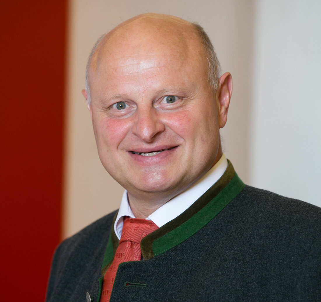Mit der neuen Fleischmarke „Gustino Stroh“, die für artgerechte Tierhaltung gemäß dem Tierwohl-Modul des AMA Gütesiegels und für Fütterung mit Donausoja steht, sind Österreichs Fleischer im Qualitätswettbewerb mit dem Lebensmittelhandel auf der sicheren Seite.