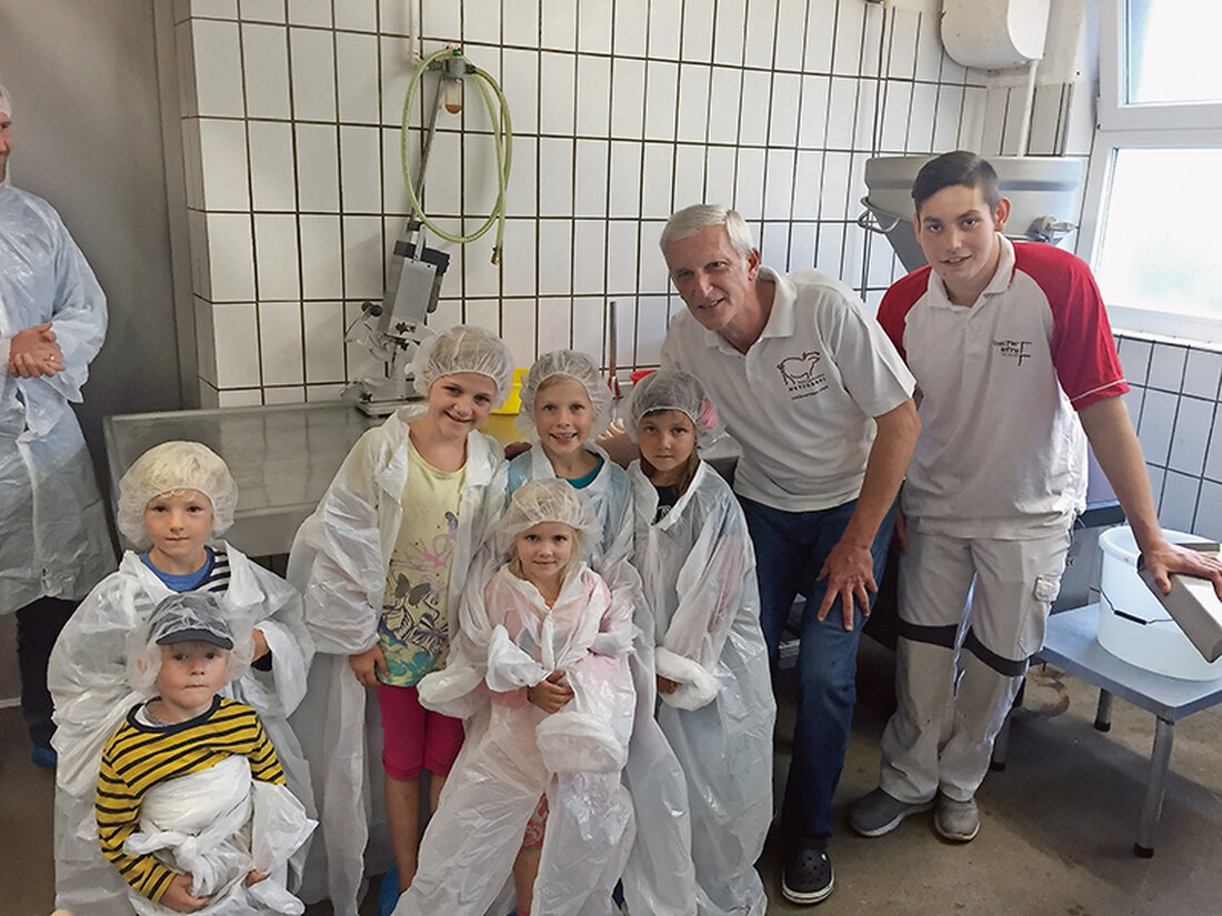 In der „Nacht der Genüsse“ besuchte die Fleischerzeitung die in der Hasenfeldstraße 11 in Lustenau ansässige Metzgerei Schlierenzauer. Diese Veranstaltung ist so etwas wie eine „Nacht der offenen Tür“, in der sich im ganzen Bundesland Gewerbebetriebe von 18 bis 21 Uhr der Öffentlichkeit präsentieren. Bei Schlierenzauer war der Andrang groß, vor allem Kinder (auf unserem Bild in Hygieneschutzkleidung) wollten sehen, wie es in einer Fleischerei so zugeht und woher die Wurst in ihren Semmeln kommt. Der Chef, Gerd Schlierenzauer, beantwortete alle Fragen persönlich, danach gab es einige Kostproben. Die Metzgerei ist bekannt für höchsten Qualitätsansprüche und Produkte wie Pantli, eine &hellip;