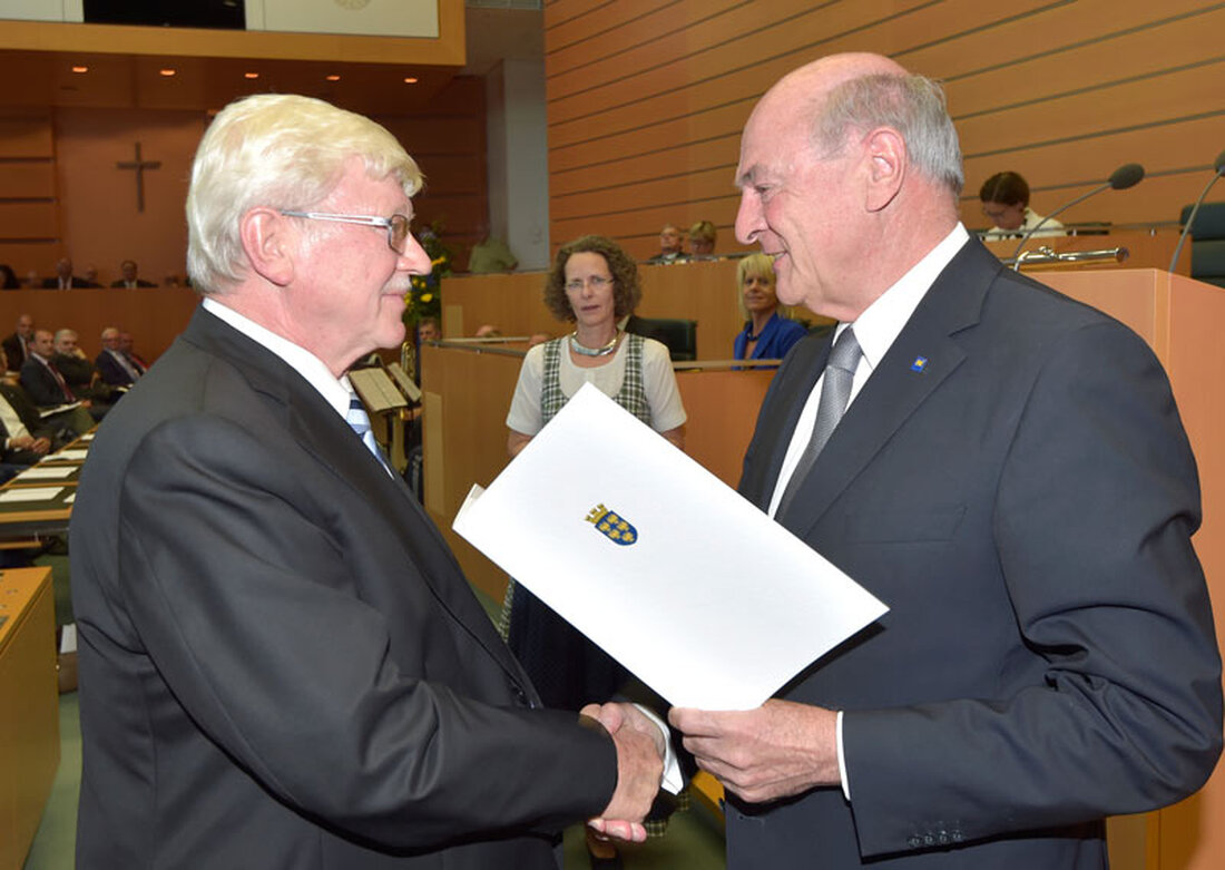 In Anerkennung seiner Verdienste wurde dem Vorsitzenden des Aufsichtsrates der Wiesbauer Holding AG, KR Karl Schmiedbauer, das Große Goldene Ehrenzeichen des Bundeslandes Niederösterreich verliehen.