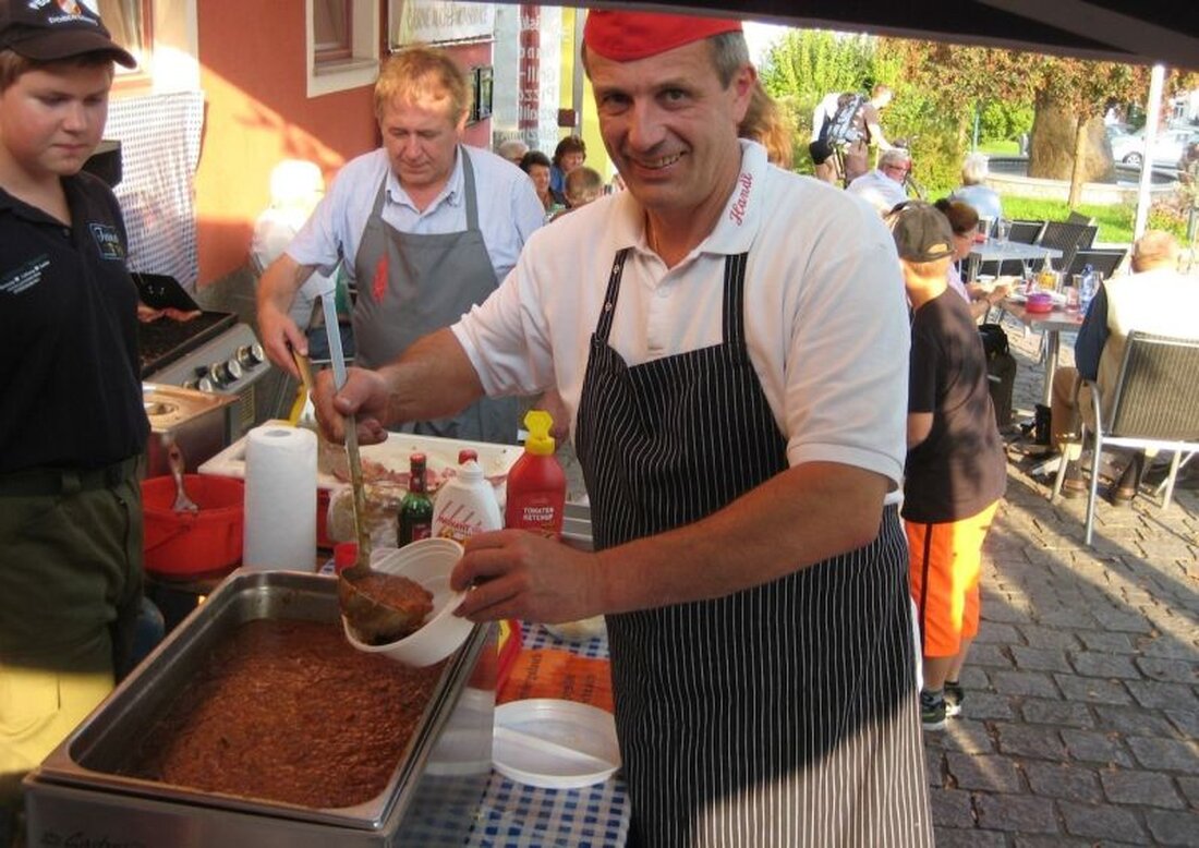 Über 300 Gäste nahmen die Einladung zur Nacht des Genusses bei der Fleischerei Handl in Dobersberg war. Neben verschiedenen kulinarischen Highlights war auch ein Blick hinter die Kulissen der Fleischerei möglich.
