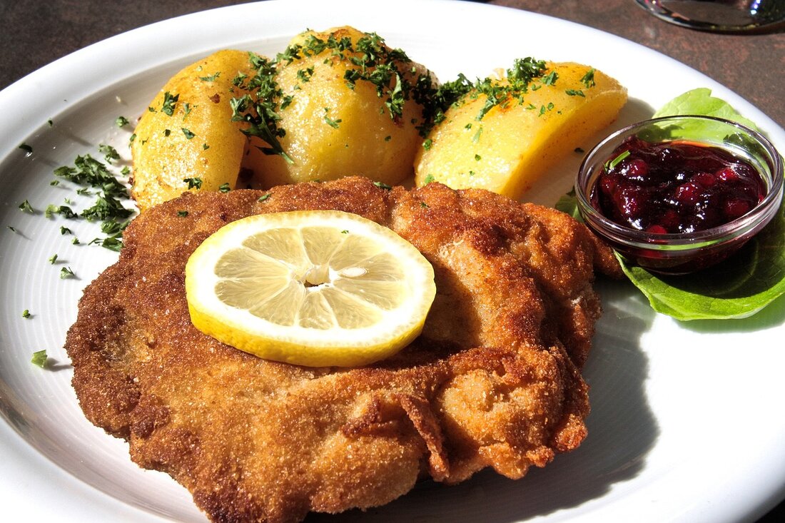 Eine Umfrage von oekoreich unter den 90 besten Gastronomiebetrieben Österreichs ergab, dass 72 Prozent der teilnehmenden Wirte für eine verpflichtende Kennzeichnung von Fleisch nach Herkunft und Haltung in der Gastronomie sind. Die Ergebnisse stärken die Forderungen nach mehr Transparenz in der Lebensmittelkennzeichnung und appellieren an die Wirtschaftskammer, die bisherige Blockadehaltung zu überdenken. Die Verpflichtung der Herkunftskennzeichnung war eine zentrale Forderung des Tierschutzvolksbegehrens von 2021.