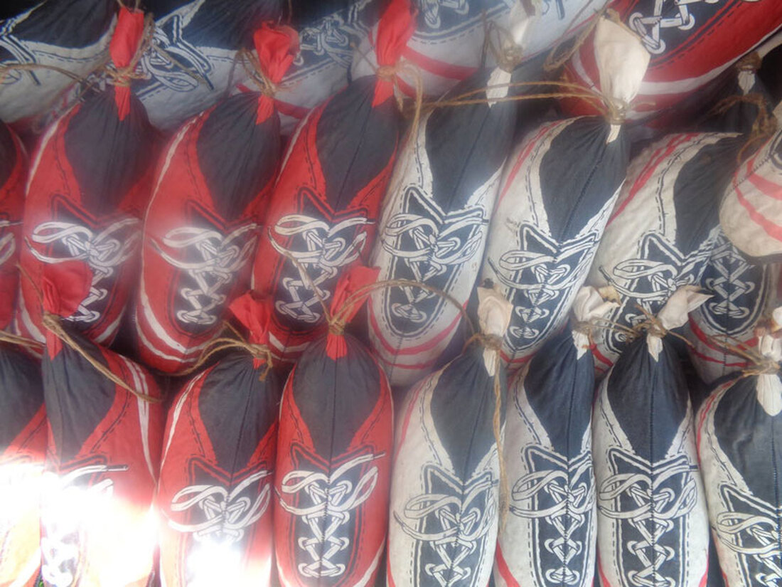 Die Lebensmittelbranche sich zur Fußball-EM Umsatzsteigerungen in den klassischen Segmenten Softdrinks, Bier und Knabbereien. Beim (Grill)-Fleisch ist zudem das Wetter in der warmen Jahreszeit entscheidend. Die Fleischer setzen auf fußballnahes Marketing.