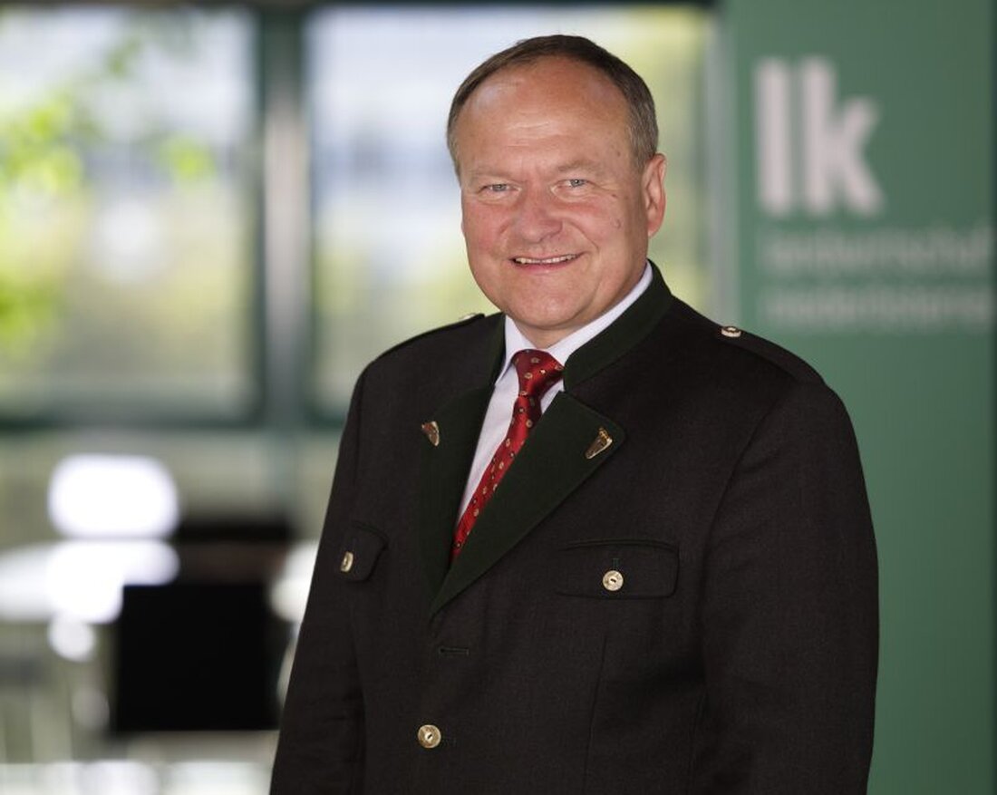 Die österreichische Landwirtschaftskammer hat sich bei einem Symposiums in Graz für mehr Tierwohl in der heimischen Produktion ausgesprochen. Die höheren Standards stünden aber im Widerspruch zu Billigpreisen, die durch Fleisch aus dem Ausland in den Regalen den Markt bestimmten: „Der Kunde muss den Weg mitgehen, aber wir sind sicher nicht billig“, so Kammerpräsident Hermann Schultes.