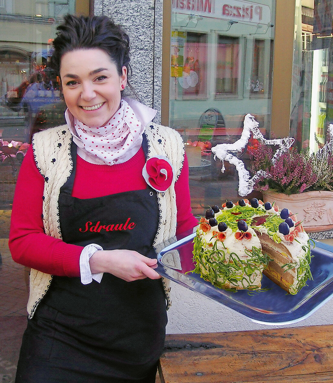 NIEDERÖSTERREICH. Pikante Jausen in Tortenform erfreuen sich wachsender Beliebtheit, berichtet Viktoria Sdraule von der gleichnamigen Fleischerei am Hauptplatz in Melk: „Unsere Produkte auch schön anzurichten war mir immer schon sehr wichtig. Nicht jeder ist eine Naschkatze, aber ein Geburtstag ohne Torte ist nur der halbe Spaß. So kam die Idee der pikanten Geburtstagstorte.“ Jedes Stück ist ein fertig belegtes Brot. „Der Kreativität sind keine Grenzen gesetzt“, so Sdraule.. Unter leidenschaftlichen Tortenbäckern und -bäckerinnen zählen mehrstöckige Exemplare im so genannten Topsy Turvy-Stil zur Königsklasse. Unser Bild zeigt Viktoria Sdraule mit einer Torte aus Brot, Salamiröllchen, Aufstrich, harten Eiern und frischem Lauch. &hellip;