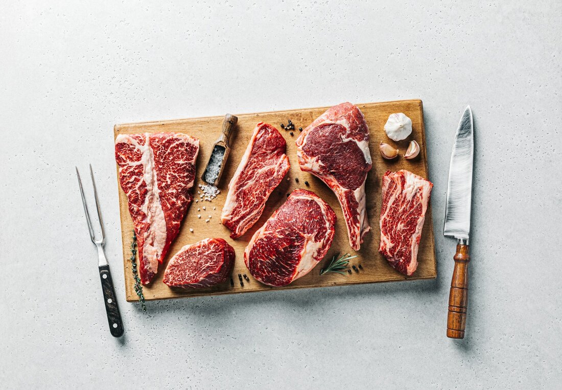 Japanische Forscher haben entdeckt, dass bestimmte Proteine aus Milch und Fleisch das Wachstum von Tumoren im Dünndarm hemmen können. Dies könnte bisherige Bedenken über den Verzehr tierischer Produkte in Bezug auf Krebsrisiken verändern.