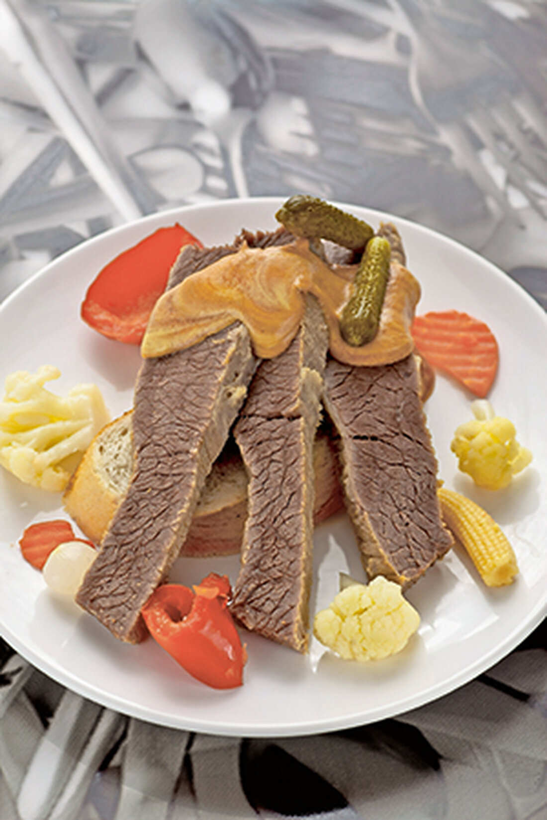 Salzfleisch ist nicht nur haltbarer als Frischfleisch, sondern auch aromatischer. Die Anwendungsmöglichkeiten sind vielfältig