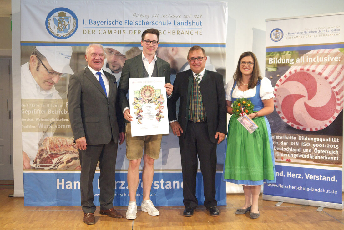 1. Bayerischen Fleischerschule ehrt Martin Ablinger als Besten im Fleischsommelier-Kurs.