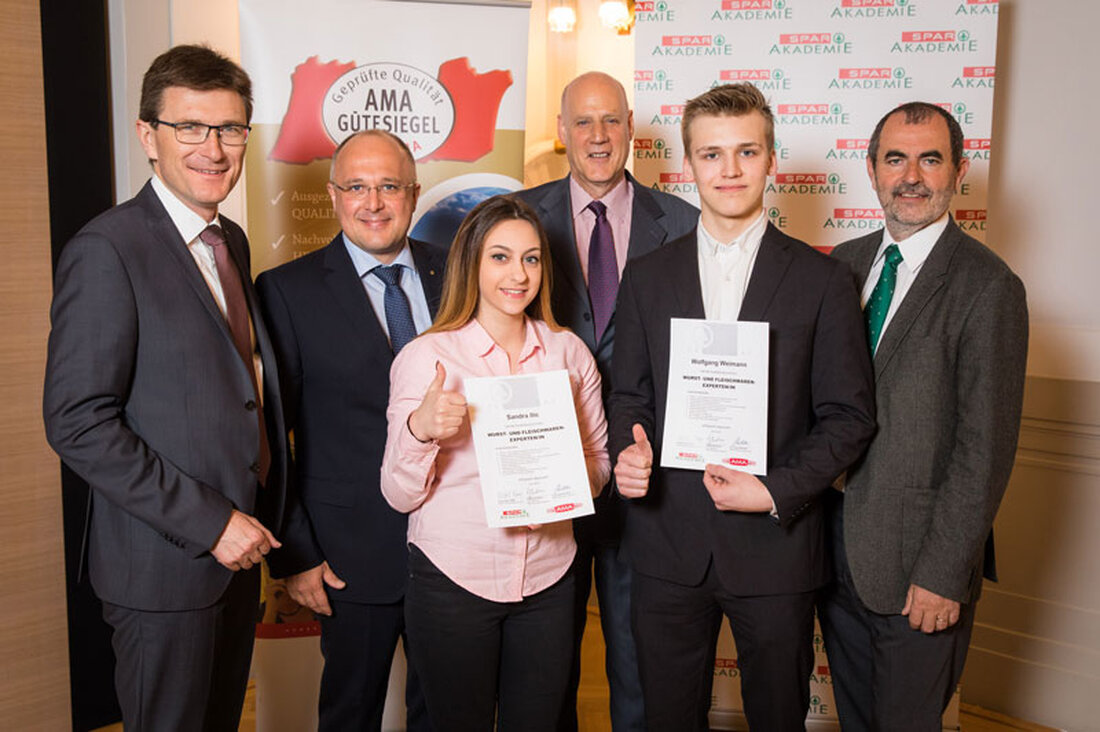 Mit der gemeinsam von der Spar-Akademie Wien und der AMA-Marketing ins Leben gerufenen Zusatzausbildung integriert Spar als erstes österreichisches Handelsunternehmen umfangreiches Fachwissen zu Wurst- und Fleischwaren in den Ausbildungsplan der Jugendlichen.