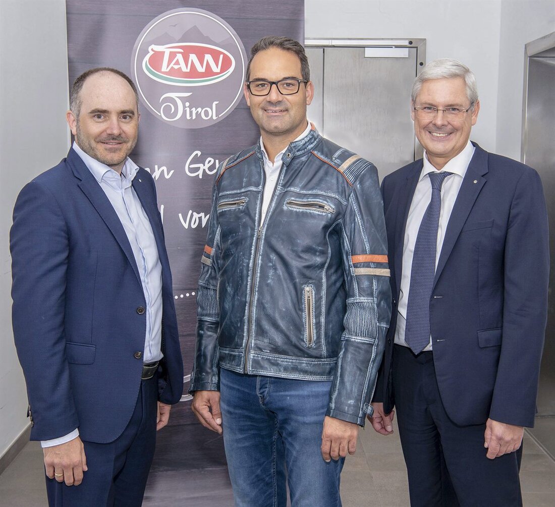 Im vergangenen Frühjahr hat SPAR am Standort Wörgl einen der modernsten Frischfleisch-Produktionsbetriebe in Mitteleuropa eröffnet. Pro Jahr werden dort über 9.000 Tonnen Frischfleisch- und Wurstspezialitäten erzeugt. Kürzlich besuchte WK-Präsident Christoph Walser den SPAR-eigenen Frischfleisch-Produktionsbetrieb TANN.