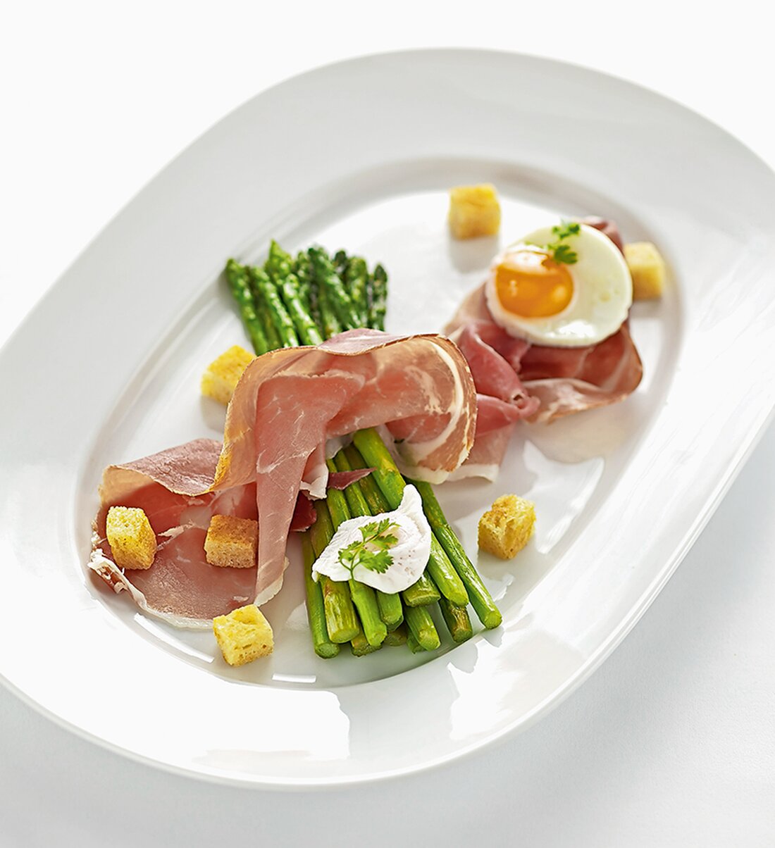 Neben der klassischen Variante mit Butter oder Sauce Hollandaise wird der Spargel traditionell zusammen mit Schinken aufgetischt