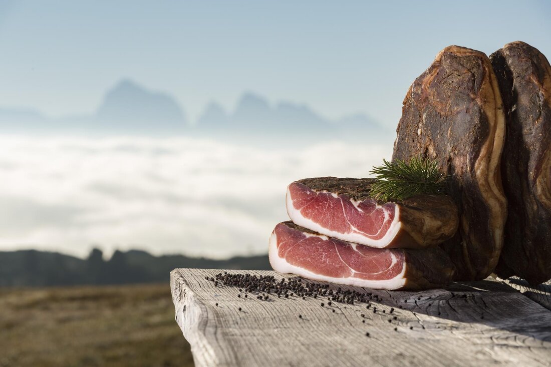 Südtiroler Speck muss aus Südtirol kommen. Bereits am 21. Juni 1996 verlieh die Europäische Union dem Traditionsprodukt das Gütesiegel „g.g.A.“ (geschützte geografische Angabe) – einer der Grundsteine für die jüngste Erfolgsgeschichte des Südtiroler Specks, die das Südtiroler Speck Consortium zufrieden zurückblicken lässt.
