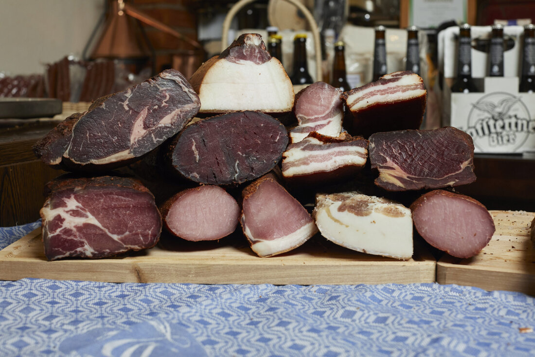 Bei keinem der rund 3.000 in Europa geschützten Produkte ist der Herkunftsschutz so breit und differenziert definiert wie beim Tiroler Speck. Zehn Jahre dauerte der Kampf, den das Konsortium Tiroler Speck unter Federführung von Christian Handl dafür austragen musste. „Das war es wert“, sagt er.