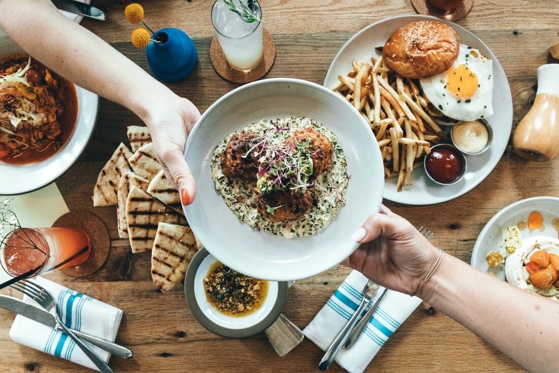 Mit gutem Gewissen essen: Neuer Ratgeber "So gut schmeckt Klimaschutz". Die deutsche Verbraucherzentrale veröffentlicht neues Buch zur klimafreundlichen Ernährung. Dabei muss man keineswegs auf Fleisch verzichten.