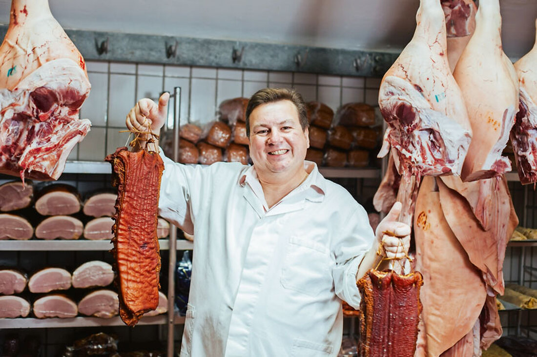 Eine der traditionsreichsten Wiener Fleischereien ist jene von Horst Stierschneider, der den Betrieb – mit Standorten in der Märzstraße 9, Mariahilferstraße 184 sowie am Meiselmarkt, allesamt im 15. Bezirk – in dritter Generation führt.